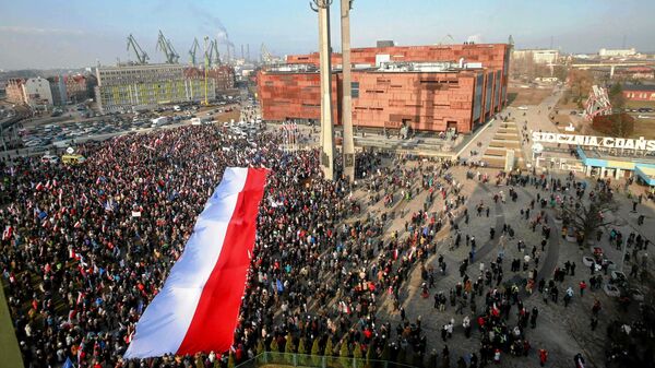 People hold Polish national flag during a demonstration in Gdansk, Poland February 28, 2016. - Sputnik International
