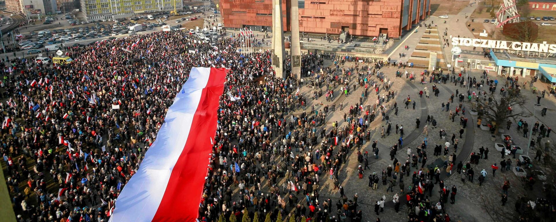 People hold Polish national flag during a demonstration in Gdansk, Poland February 28, 2016.  - Sputnik International, 1920, 11.11.2021