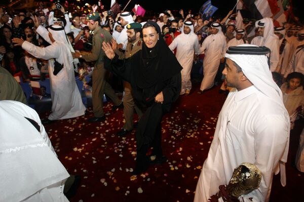 Sheikha Moza bint Nasser al-Missned wife of Qatari Emir Sheikh Hamad bin Khalifa al-Thani, waves to the crowds as she arrives to Doha Sheikha Moza bint Nasser al-Missned wife of Qatari Emir Sheikh Hamad bin Khalifa al-Thani, waves to the crowds as she arrives to Doha - Sputnik International