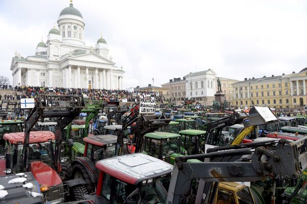 Farmers from different parts of Finland with their tractors participate in a demonstration over declining agricultural earnings in Helsinki, Finland, March 11, 2016. Farmers from different parts of Finland with their tractors participate in a demonstration over declining agricultural earnings in Helsinki, Finland, March 11, 2016. - Sputnik International