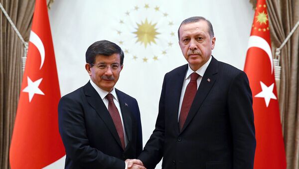 A handout image made available by the Turkish Presidential Press Office on January 29, 2015, shows Turkish President Recep Tayyip Erdogan (R) shaking hands with Turkish Prime Minister Ahmet Davutoglu at Presidential Palace in Ankara. - Sputnik International