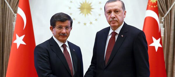 A handout image made available by the Turkish Presidential Press Office on January 29, 2015, shows Turkish President Recep Tayyip Erdogan (R) shaking hands with Turkish Prime Minister Ahmet Davutoglu at Presidential Palace in Ankara. - Sputnik International