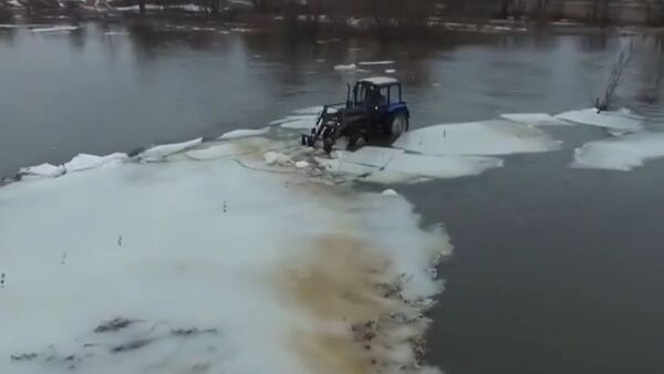 OnlyInRussia: Tractor Doubles As Icebreaker - Sputnik International