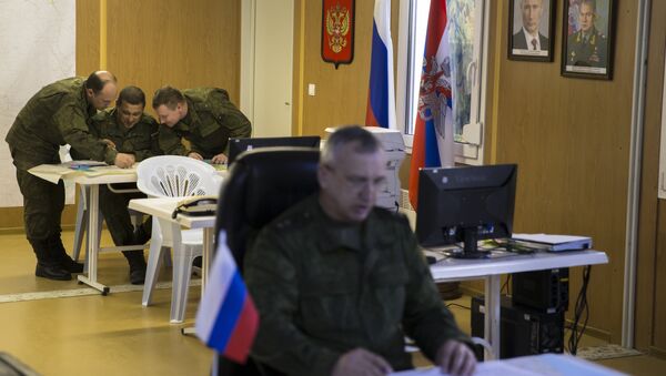 Russian officers talk over a map in the Russian military coordination center at Hmeimim air base in Syria, Friday, March 4, 2016 - Sputnik International