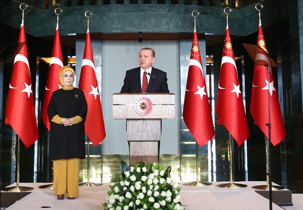 Turkish President Recep Tayyip Erdogan delivers a speech, flanked by his wife Emine, during a reception for World Smoking Cessation Day at the Presidential Palace in Ankara on February 9, 2016 - Sputnik International