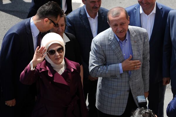 Turkish Prime Minister Recep Tayyip Erdogan (R) and his wife Emine (2nd L) acknowledge the crowd as they go to vote for the Turkish presidential election, on August 10, 2014, in Istanbul - Sputnik International