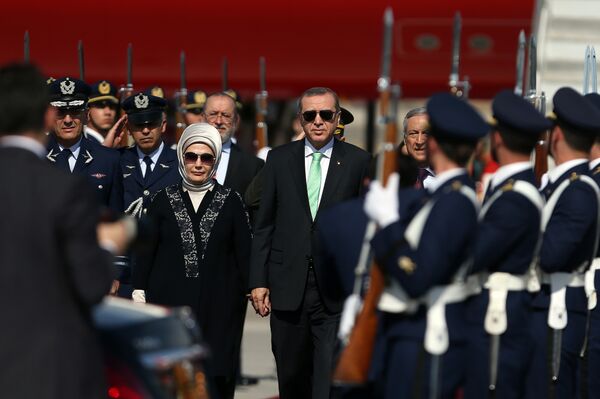 Turkish President Recep Tayyip Erdogan, right, and his wife, Emine, arrive at the airport in Santiago, Chile, Sunday, Jan. 31, 2016 - Sputnik International
