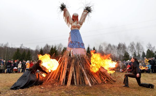 Participants of the folk ensemble burn the scarecrow of the Winter durin the celebration of Maslenitsa on the territory of the Belarussian State Museum of Folk Architecture and Culture in the village of Ozertso outside Minsk Participants of the folk ensemble burn the scarecrow of the Winter durin the celebration of Maslenitsa on the territory of the Belarussian State Museum of Folk Architecture and Culture in the village of Ozertso outside Minsk - Sputnik International