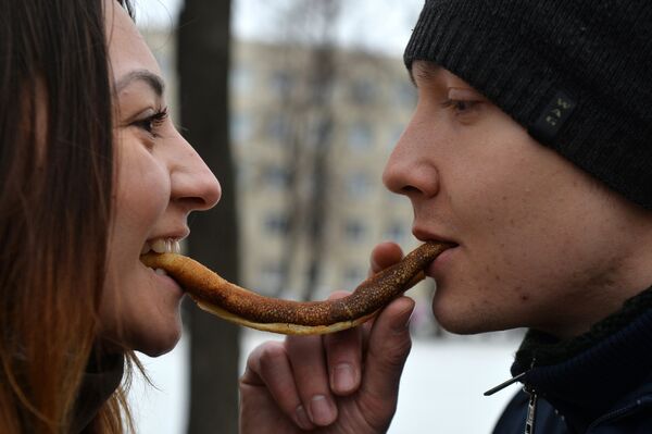 Young people eat pancakes at the Shirokaya Maslenitsa 2016 festival in Kazan - Sputnik International