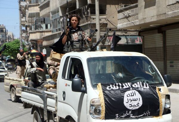 Fighters from Al-Qaeda's Syrian affiliate Al-Nusra Front drive in armed vehicles in the northern Syrian city of Aleppo as they head to a frontline, on May 26, 2015. Fighters from Al-Qaeda's Syrian affiliate Al-Nusra Front drive in armed vehicles in the northern Syrian city of Aleppo as they head to a frontline, on May 26, 2015. - Sputnik International
