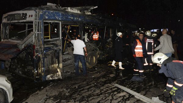 Сгоревший автобус в результате взрыва в Анкаре - Sputnik International
