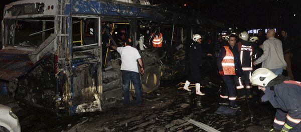 Сгоревший автобус в результате взрыва в Анкаре Сгоревший автобус в результате взрыва в Анкаре - Sputnik International