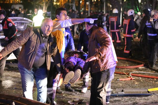 Rescuers carry a victim on a stretcher at the scene of a blast in Ankara on March 13, 2016. - Sputnik International