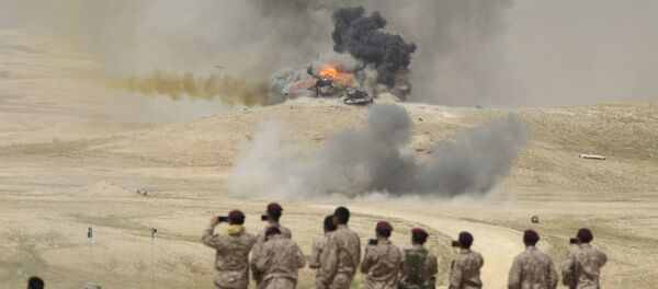Soldiers take pictures as flame and smoke are seen following air bombardments during the Northern Thunder exercises, in Hafr Al-Batin, near Saudi Arabia's border with Iraq, March 10, 2016 - Sputnik International