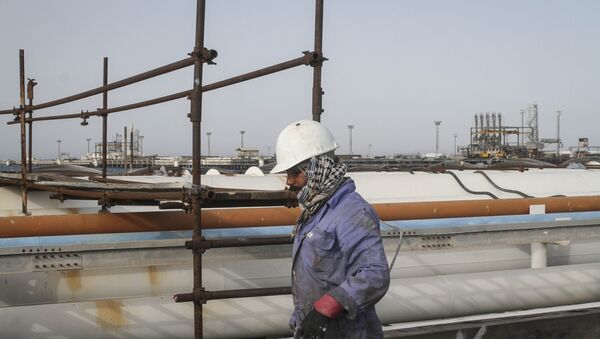 Iranian man works at an oil facility in the Khark Island (File) - Sputnik International
