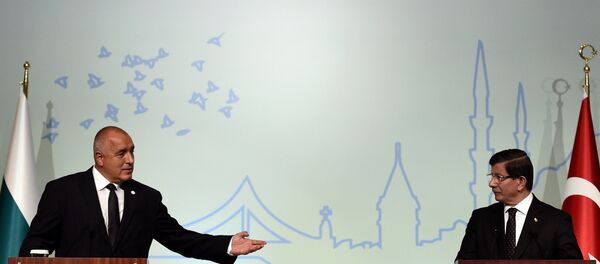 Bulgarian Prime minister Boyko Borisov (L) gestures as he delivers a speech during a press conference with Turkish Prime Minister Ahmet Davutoglu (R) as part of the 8th Global Forum on Migration and Development Submit on October 14, 2015 in Istanbul. - Sputnik International