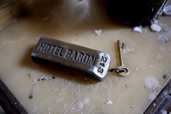 A picture taken on the government controlled side of Aleppo on November 17, 2014, shows the key of the presidential suite of the Baron Hotel, the oldest hotel in the northern Syrian city A picture taken on the government controlled side of Aleppo on November 17, 2014, shows the key of the presidential suite of the Baron Hotel, the oldest hotel in the northern Syrian city - Sputnik International