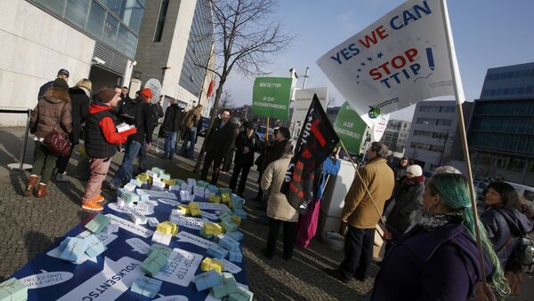 Opponents of the Transatlantic Trade and Investment Partnership (TTIP) protest outside the headquarters of the Christian Democratic Union (CDU) in Berlin, Germany, March 14, 2016 - Sputnik International