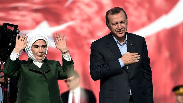 Turkish President Recep Tayyip Erdogan (R) and his wife Emine Erdogan (L) greet supporters during an antiterorrism rally in Istanbul on September 20, 2015 - Sputnik International