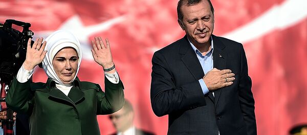 Turkish President Recep Tayyip Erdogan (R) and his wife Emine Erdogan (L) greet supporters during an antiterorrism rally in Istanbul on September 20, 2015 Turkish President Recep Tayyip Erdogan (R) and his wife Emine Erdogan (L) greet supporters during an antiterorrism rally in Istanbul on September 20, 2015 - Sputnik International