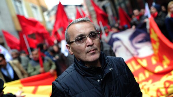 Berkin Elvan's father Sami Elvan marches in Istanbul on March 7, 2015 as thousands of people marched to mark the first anniversary of the death of the youngest victim of the Gezi Park protests - Sputnik International