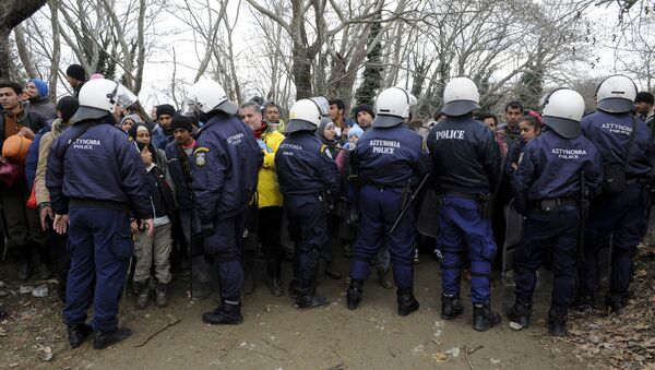 Migrants are stopped by Greek riot police as they look for a way to cross the Greek-Macedonian border, near the village of Idomeni, Greece, March 14, 2016 - Sputnik International