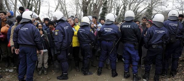 Migrants are stopped by Greek riot police as they look for a way to cross the Greek-Macedonian border, near the village of Idomeni, Greece, March 14, 2016 - Sputnik International