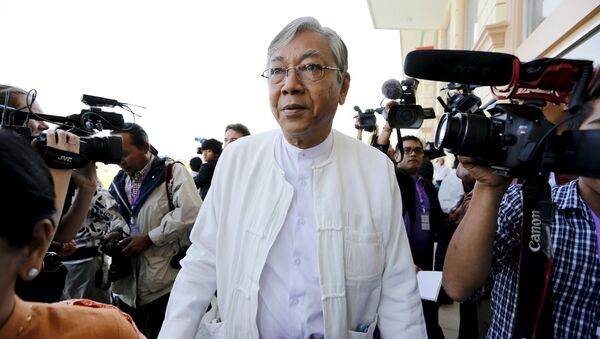 Htin Kyaw (C), the National League for Democracy (NLD) nominated presidential candidate for the lower house of parliament, arrives at Parliament in Naypyitaw February 1, 2016. Picture taken February 1, 2016 - Sputnik International
