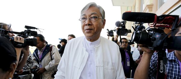 Htin Kyaw (C), the National League for Democracy (NLD) nominated presidential candidate for the lower house of parliament, arrives at Parliament in Naypyitaw February 1, 2016. Picture taken February 1, 2016 Htin Kyaw (C), the National League for Democracy (NLD) nominated presidential candidate for the lower house of parliament, arrives at Parliament in Naypyitaw February 1, 2016. Picture taken February 1, 2016 - Sputnik International