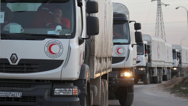 A Syrian Arab Red Crescent aid convoy heads towards the villages of al-Foua and Kefraya in Idlib province, Syria February 17, 2016 - Sputnik International