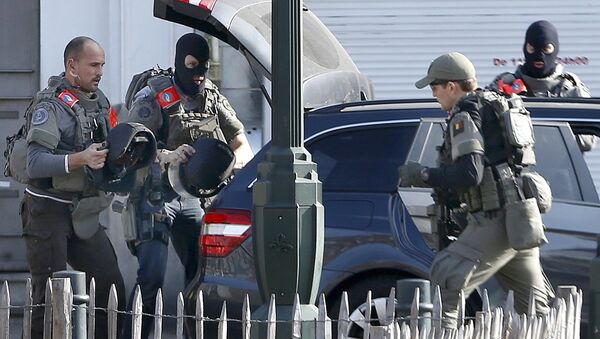Police at the scene where shots were fired during a police search of a house in the suburb of Forest near Brussels, Belgium, March 15, 2016 - Sputnik International