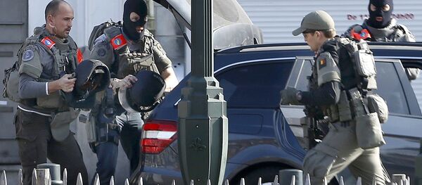 Police at the scene where shots were fired during a police search of a house in the suburb of Forest near Brussels, Belgium, March 15, 2016 - Sputnik International