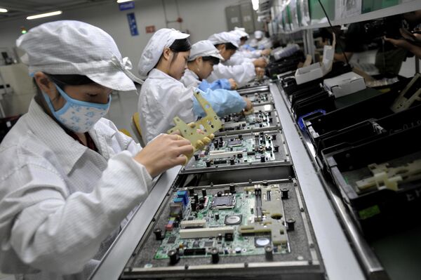 Chinese workers assemble electronic components at the Foxconn's factory in Shenzhen, in the southern Guangzhou province (File) Chinese workers assemble electronic components at the Foxconn's factory in Shenzhen, in the southern Guangzhou province (File) - Sputnik International