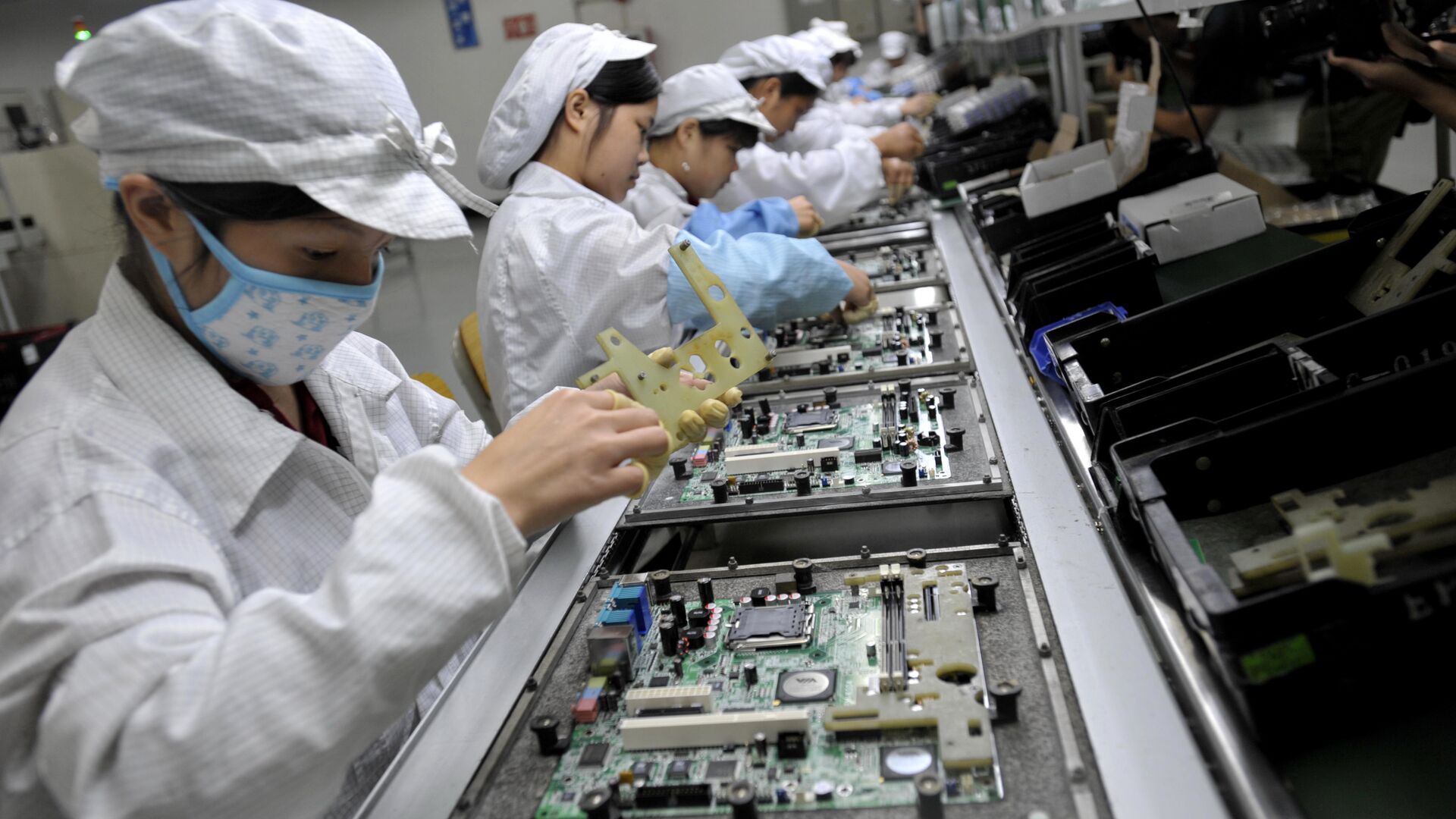 Chinese workers assemble electronic components at the Foxconn's factory in Shenzhen, in the southern Guangzhou province (File) - Sputnik International, 1920, 17.01.2023