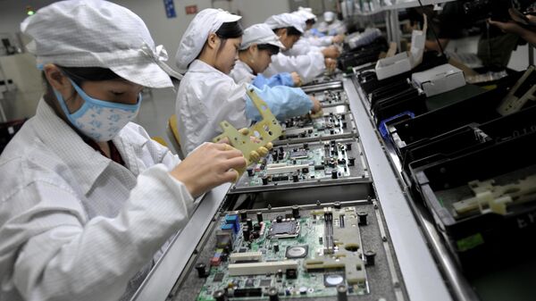 Chinese workers assemble electronic components at the Taiwanese technology giant Foxconn's factory in Shenzhen, in the southern Guangzhou province (File) - Sputnik International