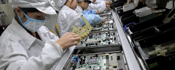 Chinese workers assemble electronic components at the Taiwanese technology giant Foxconn's factory in Shenzhen, in the southern Guangzhou province (File) Chinese workers assemble electronic components at the Taiwanese technology giant Foxconn's factory in Shenzhen, in the southern Guangzhou province (File) - Sputnik International