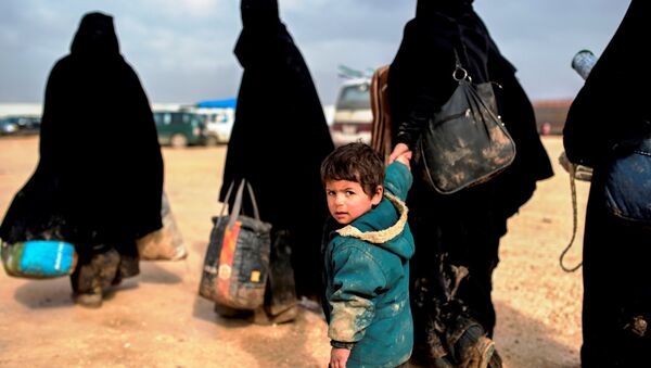 Syrian refugees fleeing Aleppo. - Sputnik International