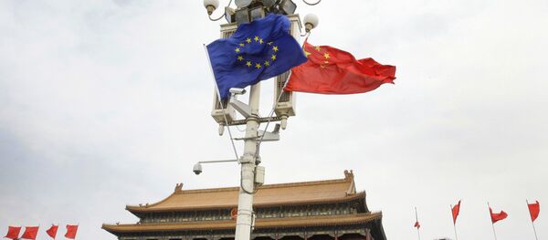 Visitors walk under flags of European Union and China in front of The Tiananmen Gate in Beijing (File) - Sputnik International