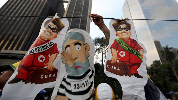 A vendor displays inflatable dolls of Brazilian President Dilma Rousseff and the 'Pixuleco' of Brazil's former President Luiz Inacio Lula da Silva during a protest against Rousseff's appointment of Lula da Silva as her chief of staff at Paulista avenue in Sao Paulo, Brazil, March 17, 2016. - Sputnik International