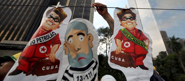 A vendor displays inflatable dolls of Brazilian President Dilma Rousseff and the 'Pixuleco' of Brazil's former President Luiz Inacio Lula da Silva during a protest against Rousseff's appointment of Lula da Silva as her chief of staff at Paulista avenue in Sao Paulo, Brazil, March 17, 2016. - Sputnik International