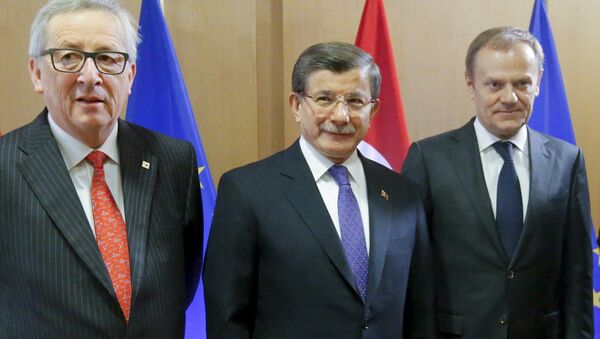Turkish Prime Minister Ahmet Davutoglu poses with European Commission President Jean-Claude Juncker (L) and European Council President Donald Tusk (R) during a European Union leaders summit on migration in Brussels, Belgium, March 18, 2016. - Sputnik International