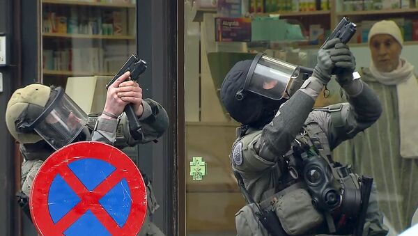 Armed Belgian police secure the area, in this still image taken from video, upon their arrival in Molenbeeck, near Brussels, Belgium - Sputnik International