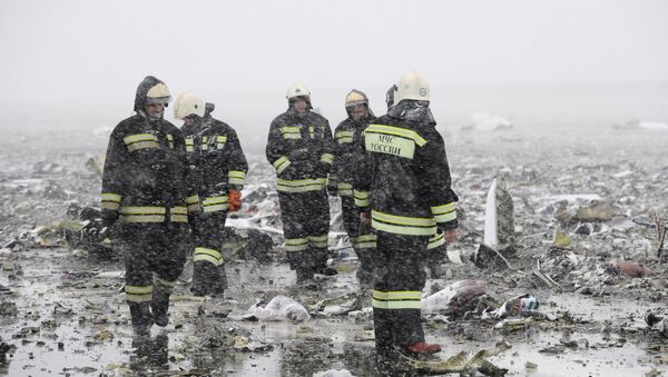 Emergencies Ministry members work at the crash site of a Boeing 737-800 operated by Dubai-based budget carrier Flydubai, at the airport of Rostov-On-Don, Russia, March 19, 2016. - Sputnik International