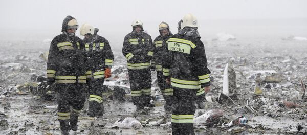 Emergencies Ministry members work at the crash site of a Boeing 737-800 operated by Dubai-based budget carrier Flydubai, at the airport of Rostov-On-Don, Russia, March 19, 2016. - Sputnik International
