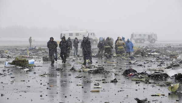 Investigators, members of Russia's Emergencies Ministry and other services work at the crash site of a Boeing 737-800 operated by Dubai-based budget carrier Flydubai, at the airport of Rostov-On-Don, Russia, March 19, 2016. - Sputnik International