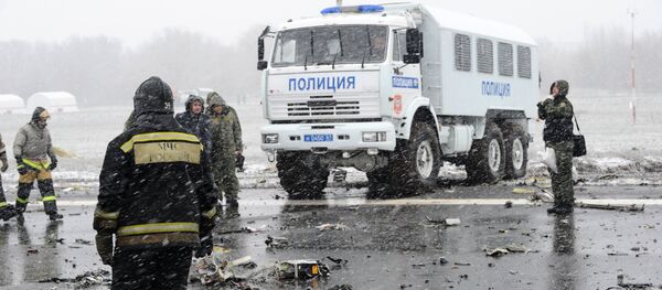 Emergencies Ministry members work at the crash site of a Boeing 737-800 Flight FZ981 operated by Dubai-based budget carrier Flydubai, at the airport of Rostov-On-Don, Russia, March 19, 2016. - Sputnik International