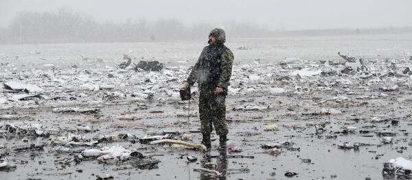 Emergencies Ministry members work at the crash site of a Boeing 737-800 Flight FZ981 operated by Dubai-based budget carrier Flydubai, at the airport of Rostov-On-Don, Russia, March 19, 2016. Emergencies Ministry members work at the crash site of a Boeing 737-800 Flight FZ981 operated by Dubai-based budget carrier Flydubai, at the airport of Rostov-On-Don, Russia, March 19, 2016. - Sputnik International