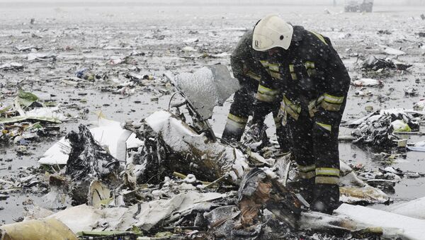 Emergencies Ministry members search the wreckage at the crash site of Flight number FZ981, a Boeing 737-800 operated by Dubai-based budget carrier Flydubai, at the airport of Rostov-On-Don, Russia, March 19, 2016. - Sputnik International