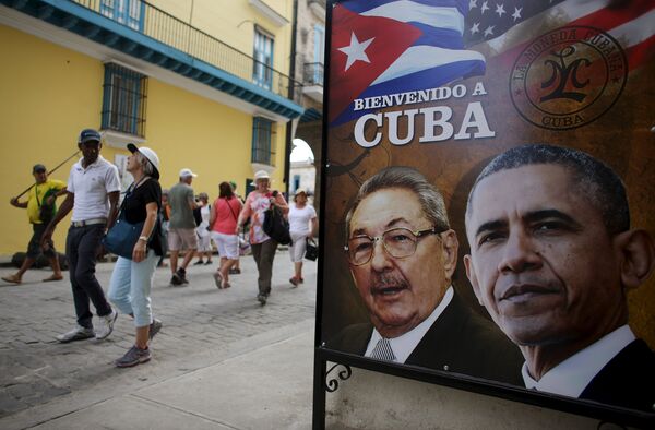 Tourists pass by images of US President Barack Obama and Cuban President Raul Castro in a banner that reads Welcome to Cuba at the entrance of a restaurant in downtown Havana, March 17, 2016. Tourists pass by images of US President Barack Obama and Cuban President Raul Castro in a banner that reads Welcome to Cuba at the entrance of a restaurant in downtown Havana, March 17, 2016. - Sputnik International