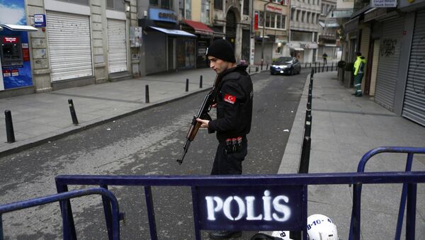 A police officer secures the area following a suicide bombing in a major shopping and tourist district in central Istanbul March 19, 2016. - Sputnik International